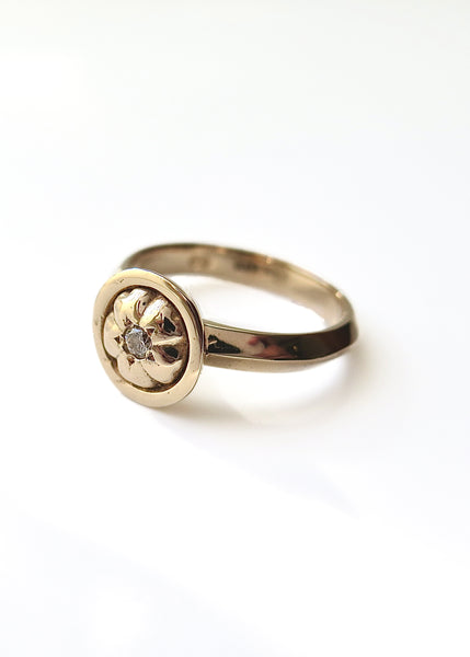 Small flower ring with White Diamond